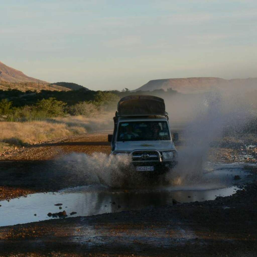 Offroad-Reisen Afrika Kalahari-Savanne Nashörner Pirschfahrt